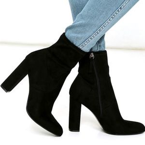 STEVE MADDEN: Edit Black Suede Booties